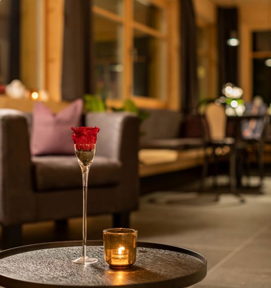 Eine Sitzgruppe mit einem kleinen Tisch