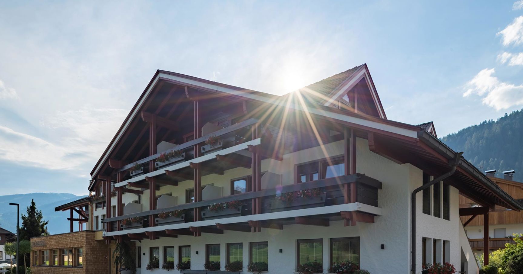 Hotel Brunnerhof von außen in strahlendem Sonnenschein